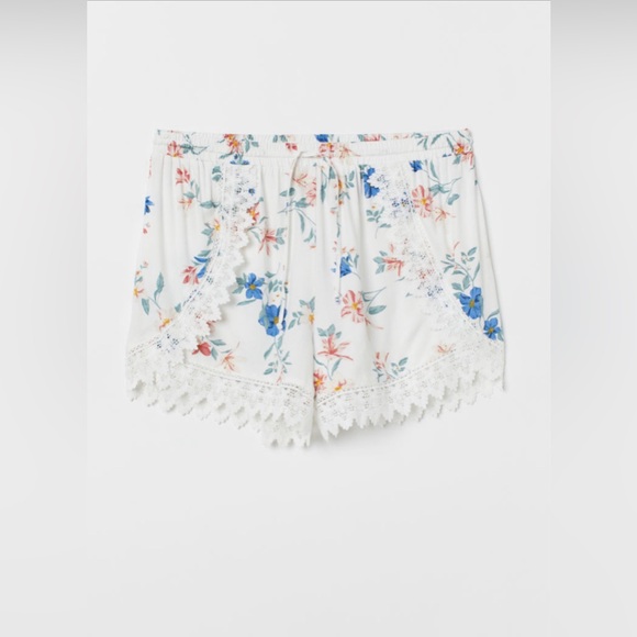 Plus- size Shorts with Lace - Picture 3 of 7